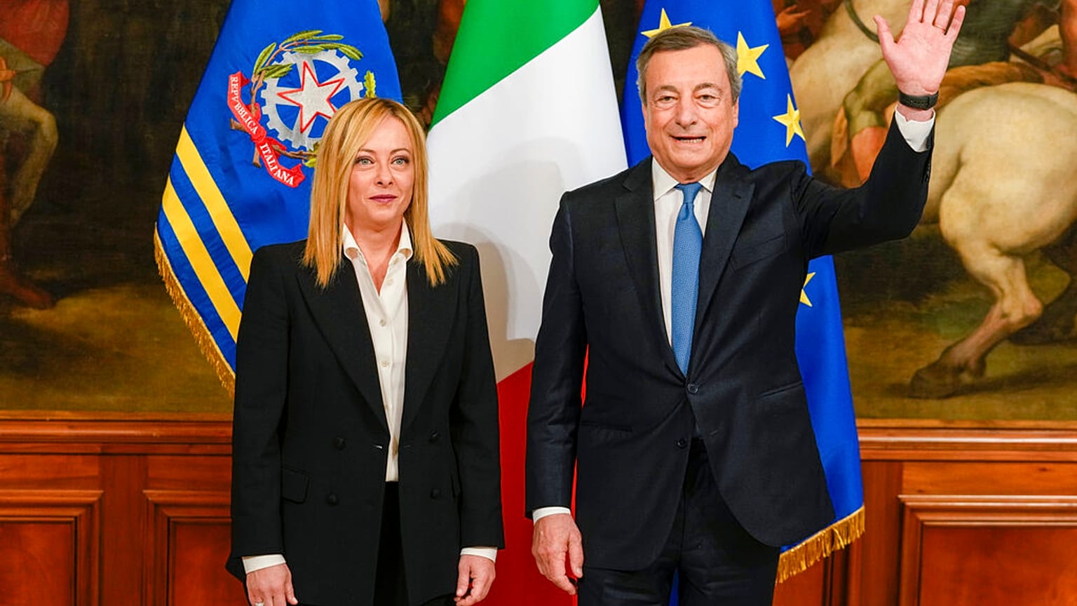 Giorgia Meloni neben Mario Draghi im Palast Chigi