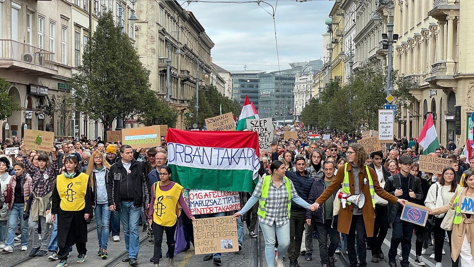 Gyűlik a tömeg a Kálvin téren