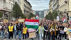 Gyűlik a tömeg a Kálvin téren