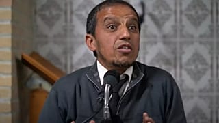 الإمام المغربي حسن إكويسن. 
