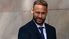 Neymar zwinkert lässig in die Kamera.
