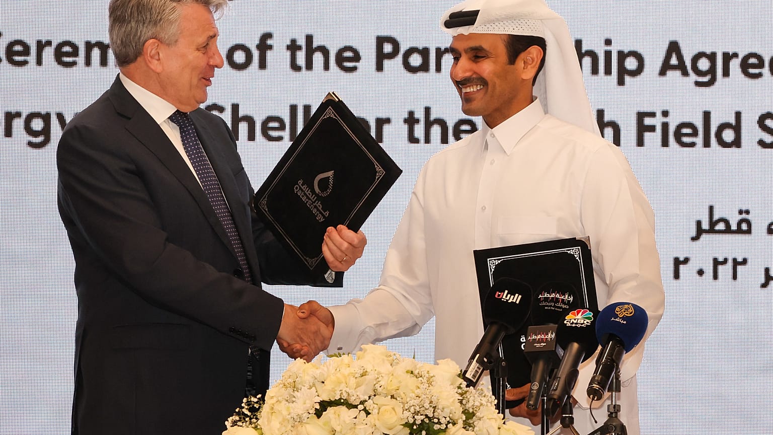 وزير الطاقة القطري سعد شريده الكعبي والرئيس التنفيذي لشركة شل بن فان بوردن يعقدان حفل توقيع في الدوحة. 2022/10/23