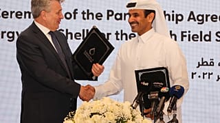 وزير الطاقة القطري سعد شريده الكعبي والرئيس التنفيذي لشركة شل بن فان بوردن يعقدان حفل توقيع في الدوحة. 2022/10/23