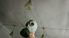 Ein ukrainischer Student probiert eine Gasmaske während einer Sicherheitsübung 