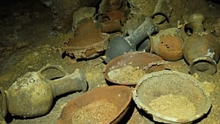 أواني فخارية أثرية