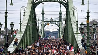 Macaristan'ın başkenti Budapeşte'deki Özgürlük Köprüsü'nden geçen protestocular