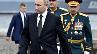 Ministro da Defesa russo (mesmo atrás de Putin) telefonou aos homólogos da NATO para alertar da ofensiva
