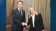 رئيسة الوزراء الإيطالية جورجيا ميلوني بمعية الرئيس الفرنسي إيمانويل ماكرون 