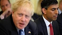 Boris Johnson junto a Rishi Sunak