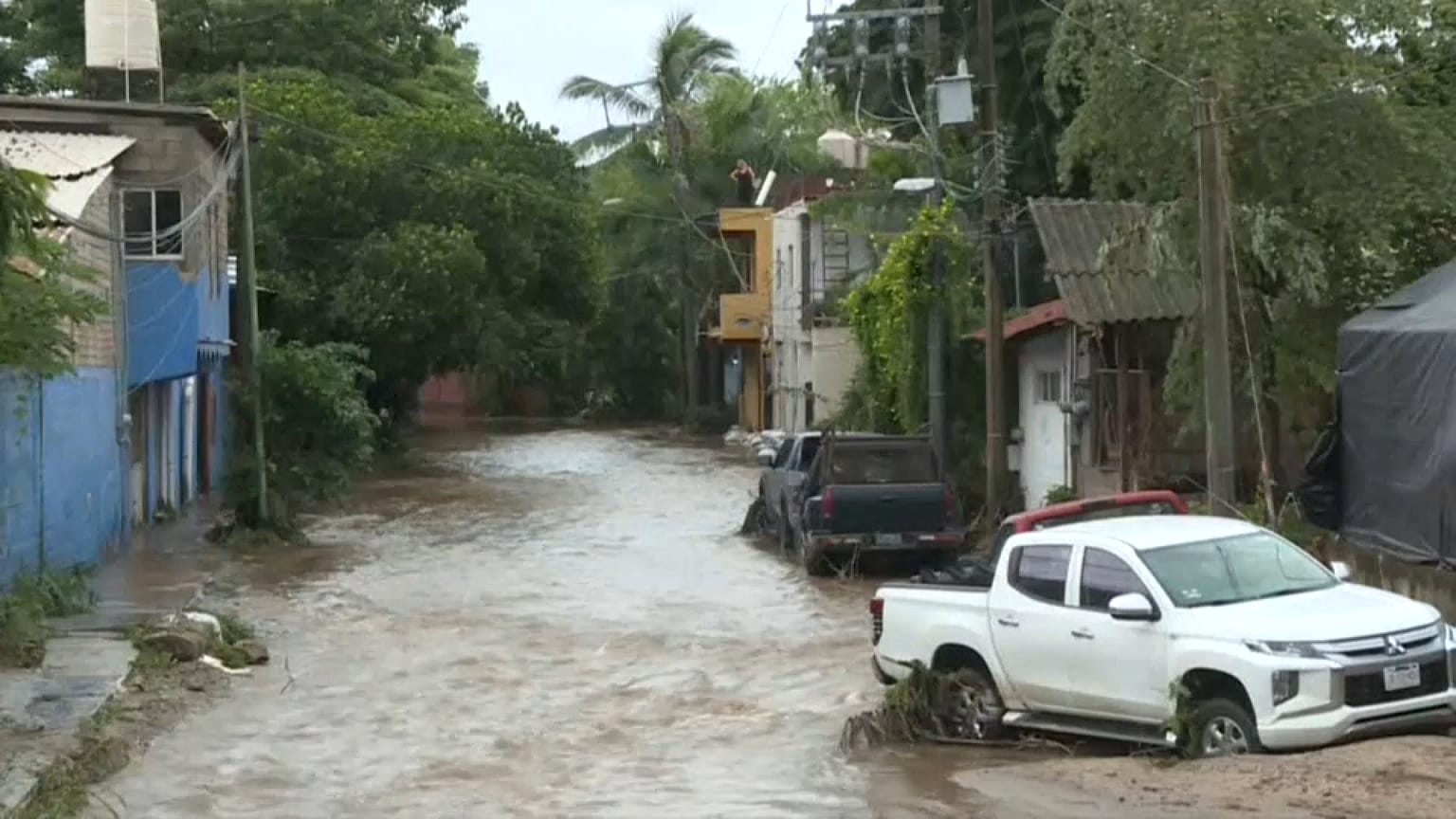Esta imagen de satélite tomada a las 10 de la mañana ET y proporcionada por la NOAA muestra la tormenta tropical Roslyn acercándose a la costa del Pacífico de México.