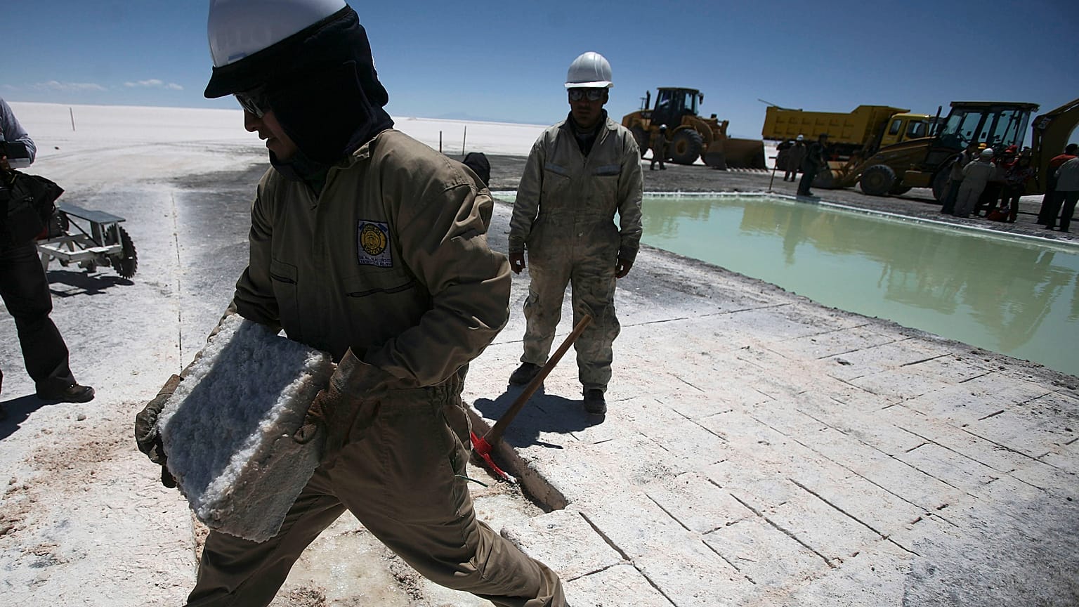 Un ouvrier porte un morceau de sel dans une usine pilote de lithium dans le Salar de Uyuni, dans le sud de la Bolivie, jeudi 29 octobre 2009.