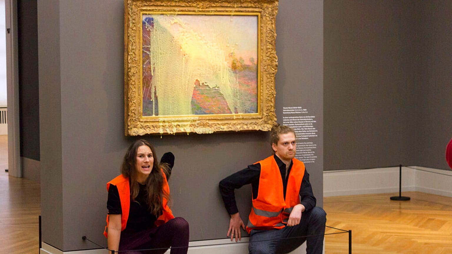 Almanya'da iklim aktivistleri Monet'in tablosuna patates püresi fırlattı
