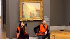 Almanya'da iklim aktivistleri Monet'in tablosuna patates püresi fırlattı