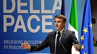 Le président français E. Macron lors de son discours au sommet interreligieux pour la paix organisée par la communauté de laïcs catholiques Sant'Egidio, dimanche à Rome.
