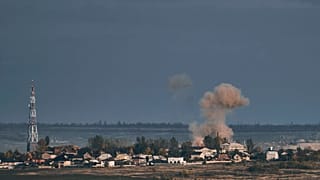 Ukrayna'nın Donetsk bölgesinde yer alan Bakhmut'a yönelik Rus bombardımanının ardından yükselen duman bulutu