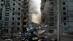 صورة أرشيفية لقصف روسي على مجمع سكني في زابوريزهيا، أوكرانيا، 9 أكتوبر 2022