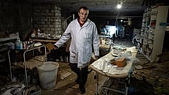 Le chirurgien Youri Kuznetsov au sous-sol de hôpital d'Izioum qui a été utilisé comme un bloc opératoire, 17/09/2022
