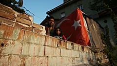 Un migrant syrien et sa fille dans leur abri de fortune à Ankara (Turquie), le 23 octobre 2022.