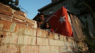 Un migrant syrien et sa fille dans leur abri de fortune à Ankara (Turquie), le 23 octobre 2022.