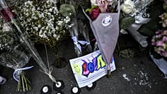 Bouquets et dessins disposés devant l'immeuble dans le 19ème arrondissement à Paris où habitait Lola, 12 ans, assassinée 