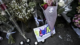 Bouquets et dessins disposés devant l'immeuble dans le 19ème arrondissement à Paris où habitait Lola, 12 ans, assassinée 