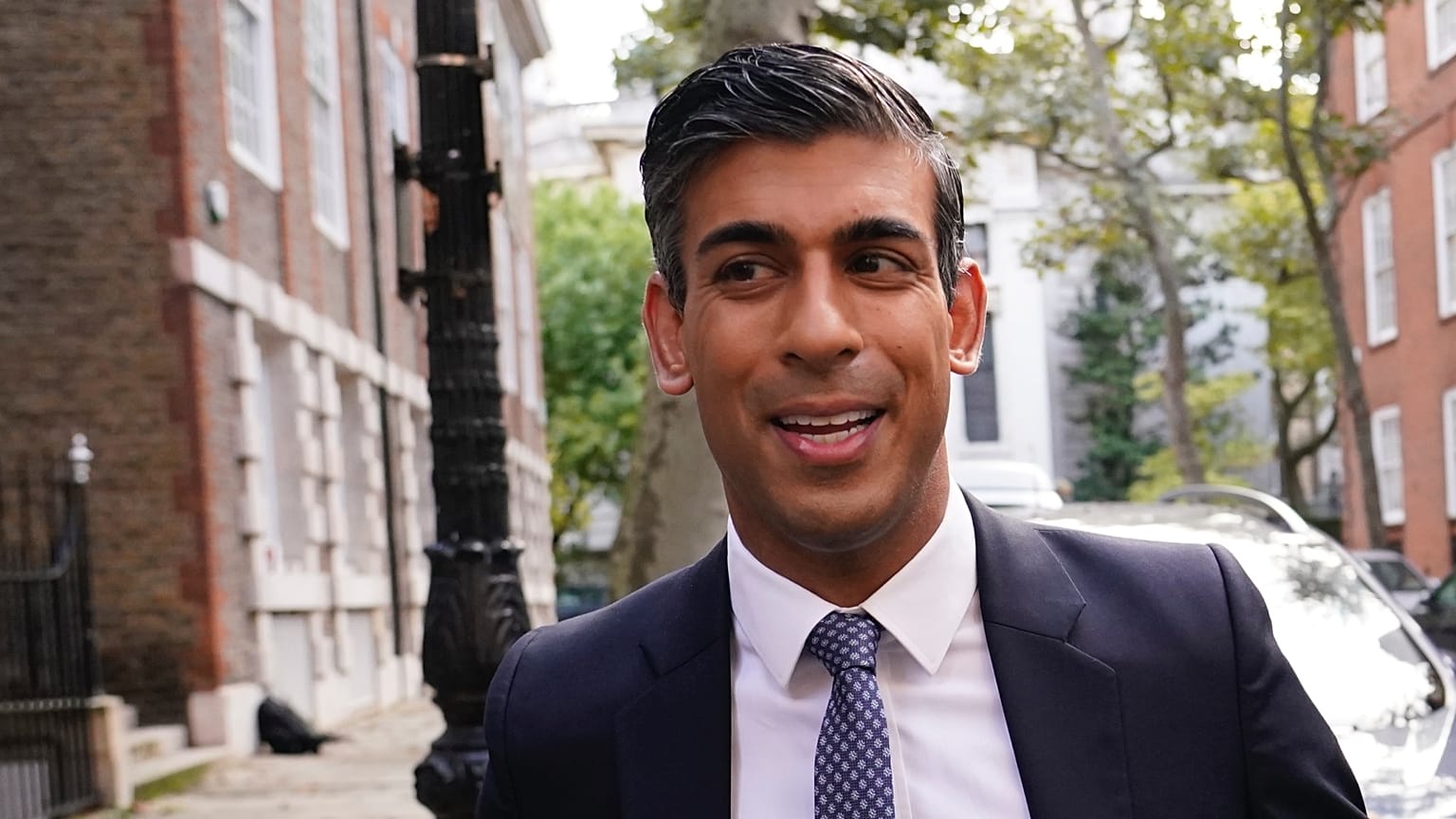 Rishi Sunak 2022. október 24-én elindul kampányirodájából