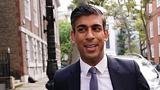 Rishi Sunak 2022. október 24-én elindul kampányirodájából