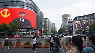 El presidente chino, Xi Jinping, visto desde una pantalla gigante en un distrito comercial de Hangzhou.