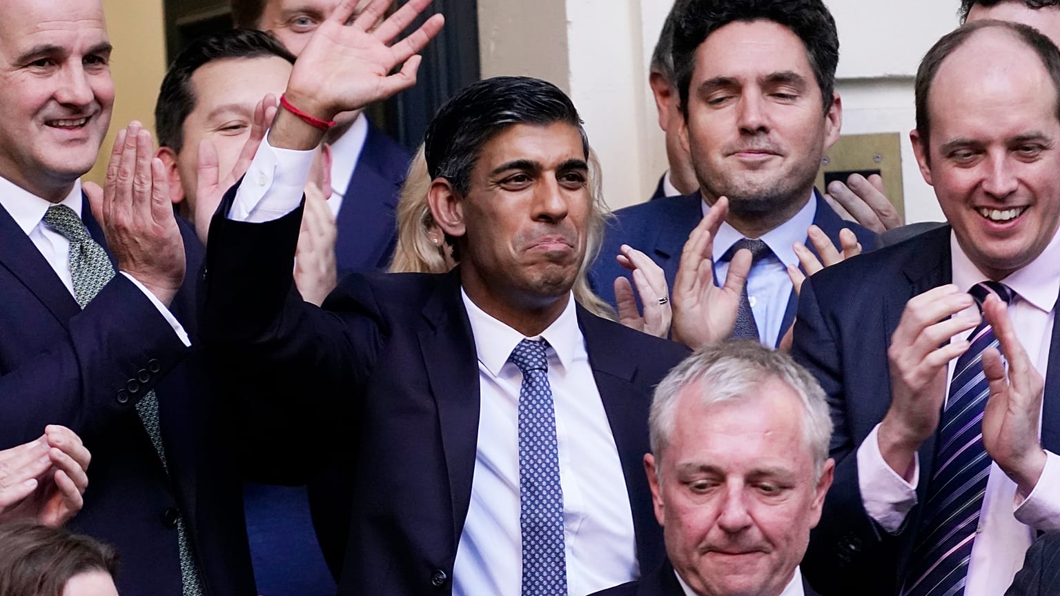 Rishi Sunak, umringt von Mitgliedern der Konservativen Partei