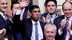 Rishi Sunak, umringt von Mitgliedern der Konservativen Partei