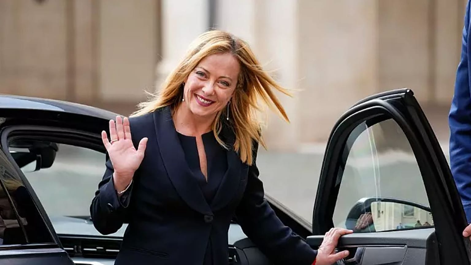 Giorgia Meloni elhagyja a Quirinal elnöki palotát, miután feleskették miniszterelnöknek 