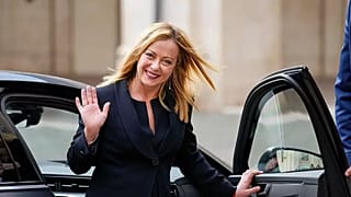 Giorgia Meloni elhagyja a Quirinal elnöki palotát, miután feleskették miniszterelnöknek 