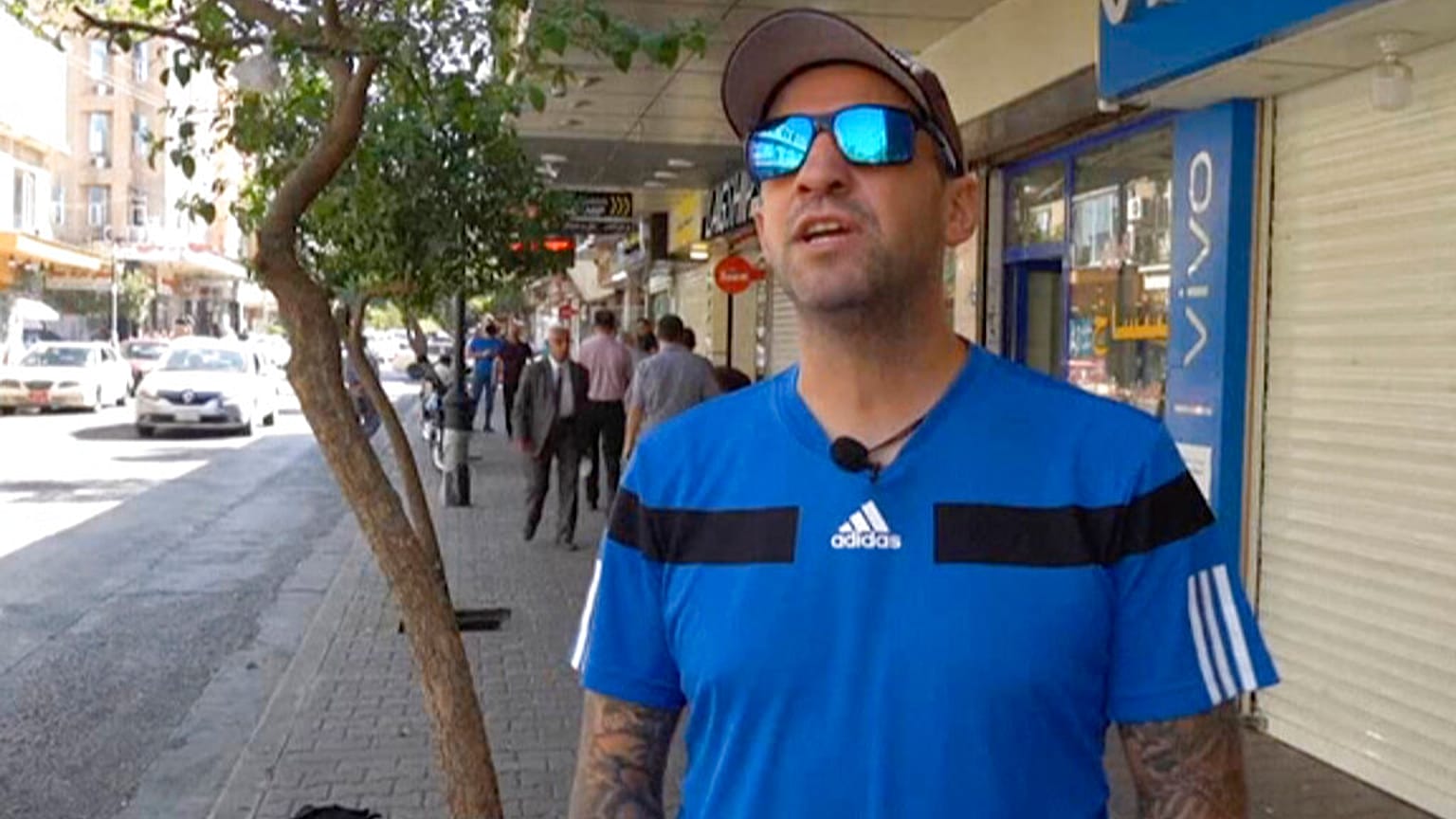 İspanya'dan Katar'a yürüyerek giden İspanyol futbol taraftarı Santiago Sanchez'den İran'a girişinin ardından haber alınamıyor