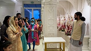 مصلون خلال عيد ديوالي في المعبد الهندوسي في دبي، الإمارات العربية المتحدة.