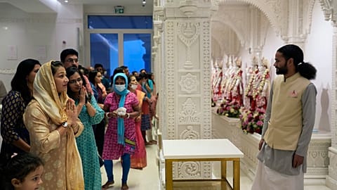 مصلون خلال عيد ديوالي في المعبد الهندوسي في دبي، الإمارات العربية المتحدة.  