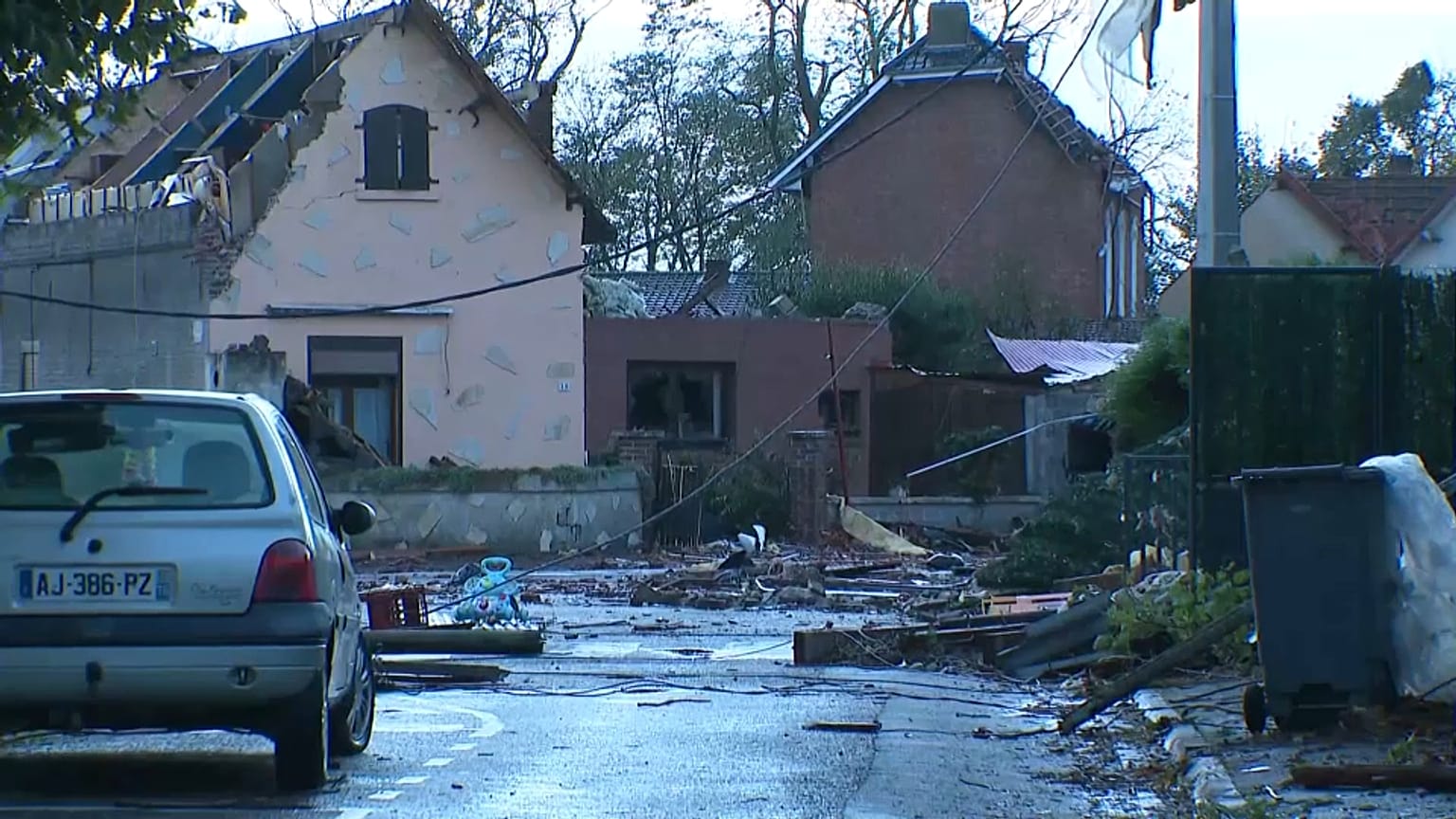 Destrozos tras un tornado en el norte de Francia.