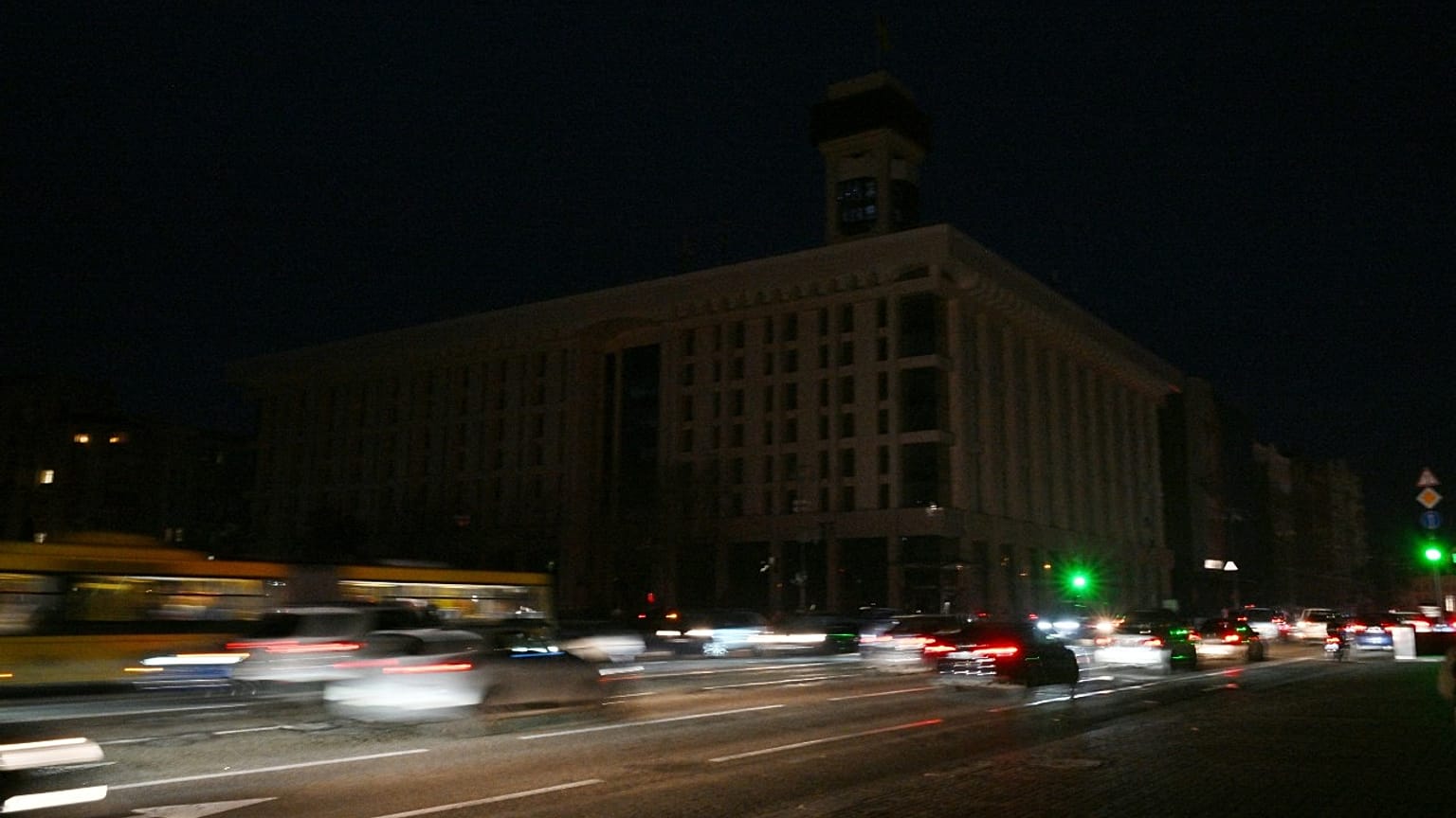 Dunkle Gebäude nahe des Maidan-Platzes in Kiew bei einem Stromausfall