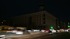 Dunkle Gebäude nahe des Maidan-Platzes in Kiew bei einem Stromausfall