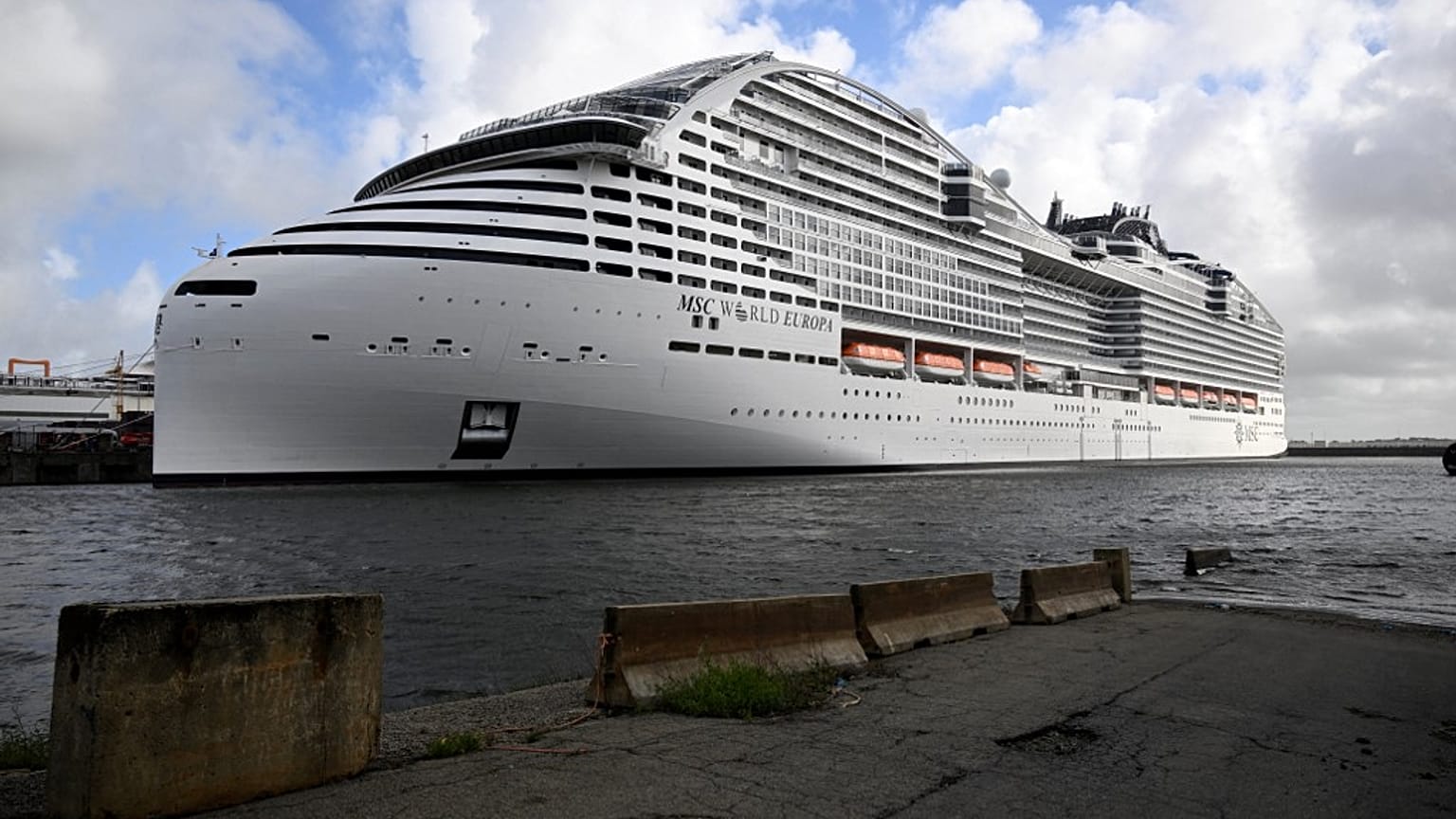Le MSC World Europa est le premier navire français fonctionnant entièrement au GNL. 