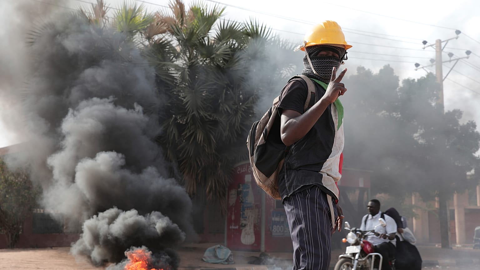 متظاهرون سودانيون يشاركون في مظاهرة للمطالبة بعودة الحكم المدني في الخرطوم، السودان، 6 أكتوبر/تشرين الأول 2022