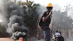 متظاهرون سودانيون يشاركون في مظاهرة للمطالبة بعودة الحكم المدني في الخرطوم، السودان، 6 أكتوبر/تشرين الأول 2022