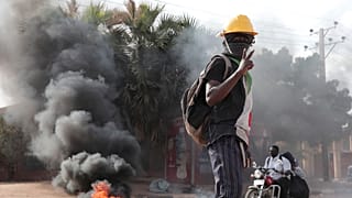 متظاهرون سودانيون يشاركون في مظاهرة للمطالبة بعودة الحكم المدني في الخرطوم، السودان، 6 أكتوبر/تشرين الأول 2022