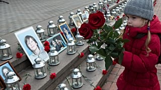 Траурная церемония у здания бывшего театрального центра на Дубровке, 26 октября 2017