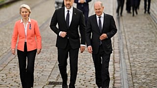 Ursula von der Leyen, az Európai Bizottság elnöke Denis Szmihal ukrán miniszterelnökkel és Olaf Scholz német kancellárral az Ukrajna újjáépítéséről szóló berlini konferencián