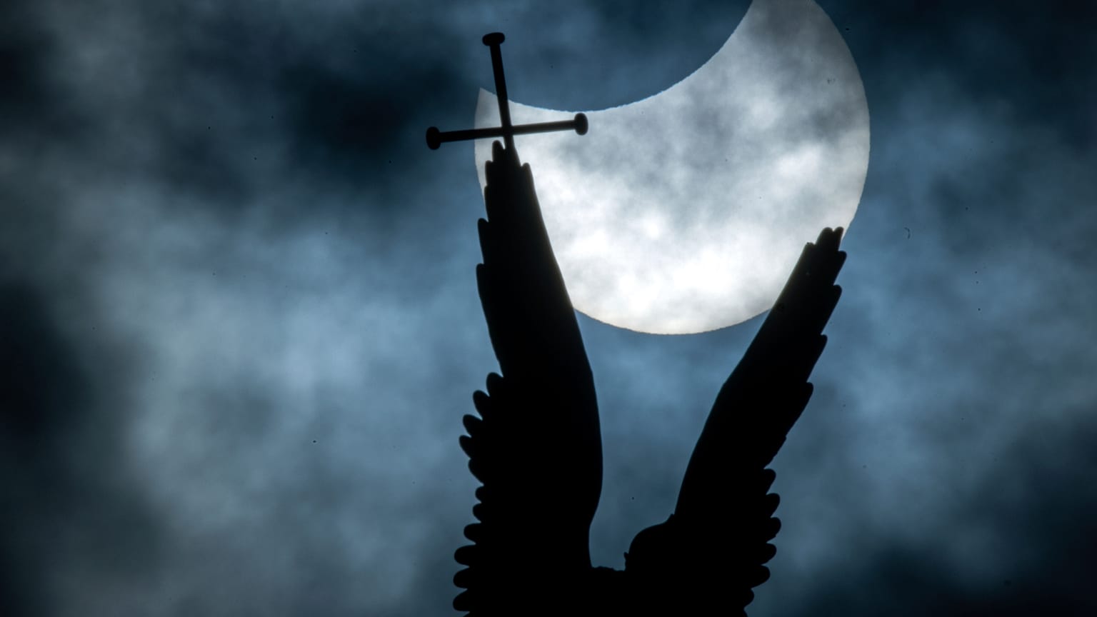 Die Sonnenfinsternis über der vergoldeten Statue des Erzengels Michael auf der Kuppel des Schweriner Schlosses, Mecklenburg-Vorpommern