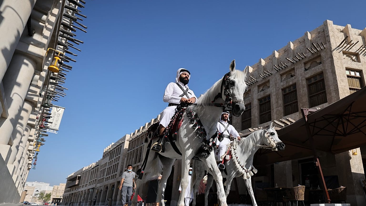 عناصر من الشرطة القطرية بسوق وقف الدوحة قطر.