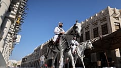 عناصر من الشرطة القطرية بسوق وقف الدوحة قطر.