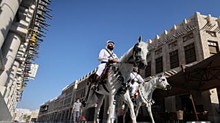 عناصر من الشرطة القطرية بسوق وقف الدوحة قطر.