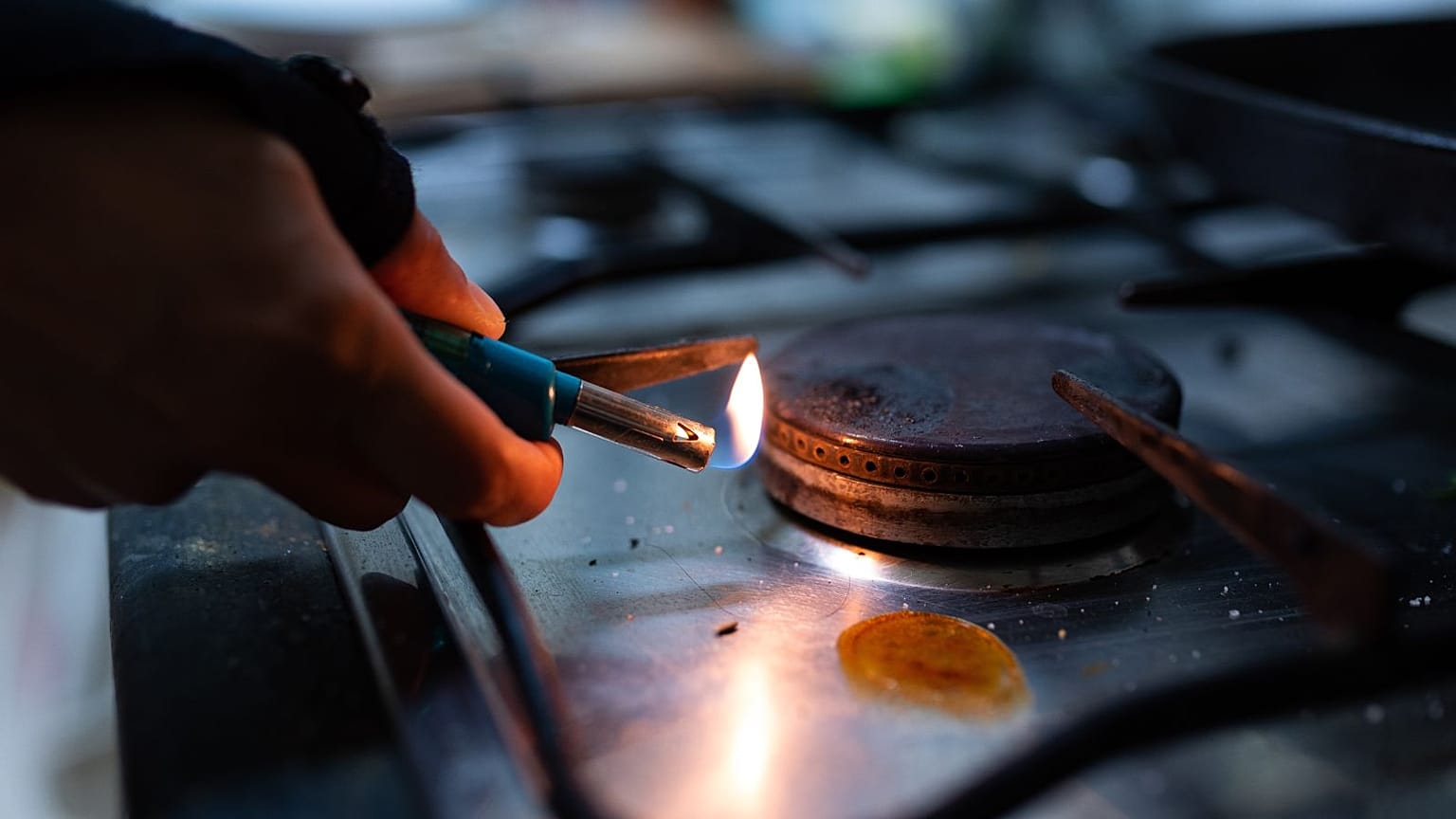 The wholesale price of gas dropped to its lowest level since mid-June on Monday.