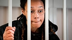 Britney Griner habla con sus abogados en julio.